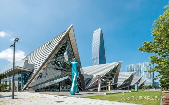 인천 송도국제도시 중심부에 자리한 송도컨벤시아 전경. 2025년에 SOM III를 포함 총 1,033건의 행사 개최, 방문객 106만 명으로 역대 최고 실적을 냈다.