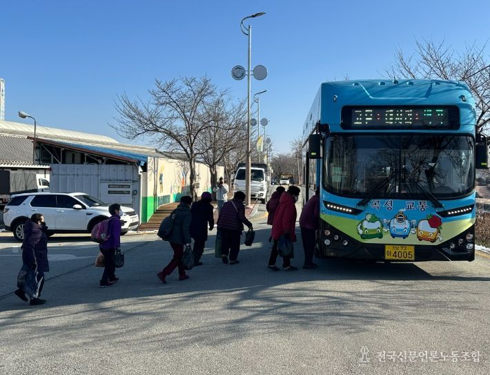 장날을 맞아 곡성군 어르신들이 무료버스를 이용하고 있다.