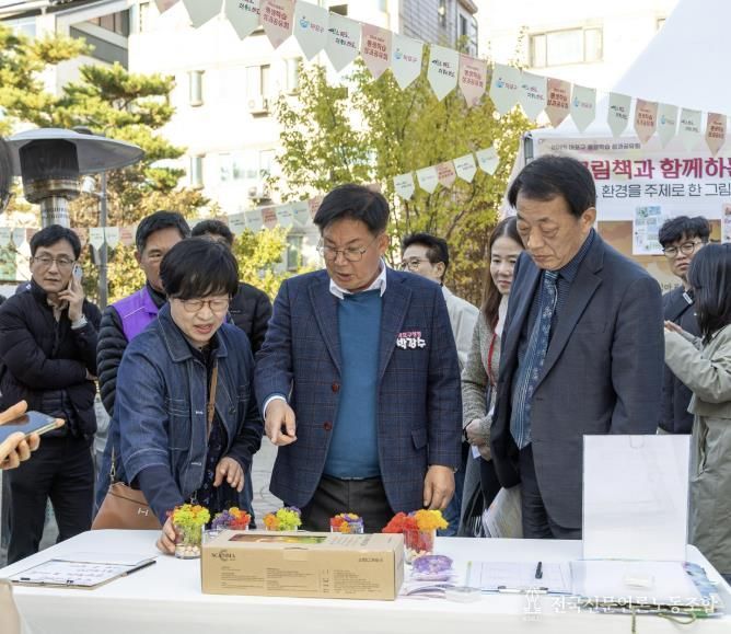 평생학습동아리 성과공유회 현장을 둘러보고 있는 박강수 마포구청장