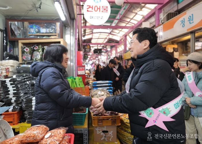 이상일 용인특례시장이 10일 용인중앙시장에서 장을 보며 상인과 인사를 나누고 있다.