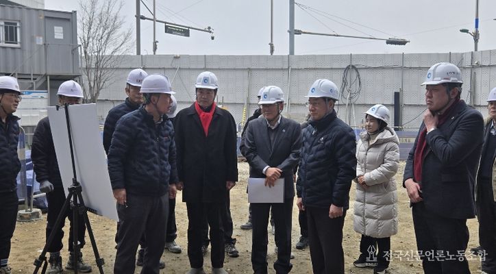 인천시의회 신충식 의원이 13일 유정복 인천시장과 함께 ‘검단근로자복합문화센터’ 공사 현장에서 공사 진행 상황을 듣고 있다.