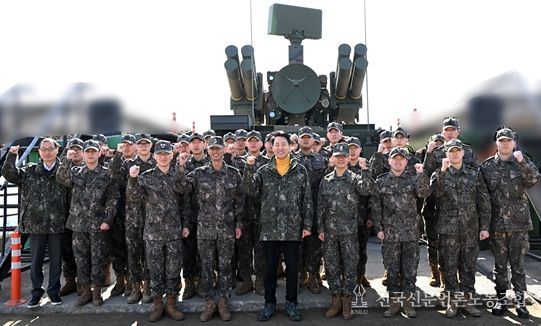오세훈 서울시장이 16일(월) 1방공여단 방공진지 장병들과 기념사진을 촬영하고 있다.