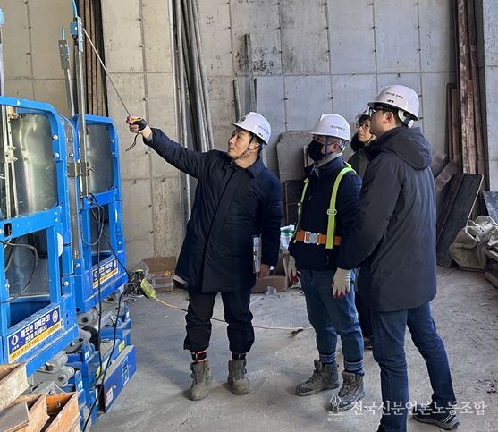 관악구 건축안전센터 관계자가 과상승 방지 장치 설치 기준을 설명하고 있다