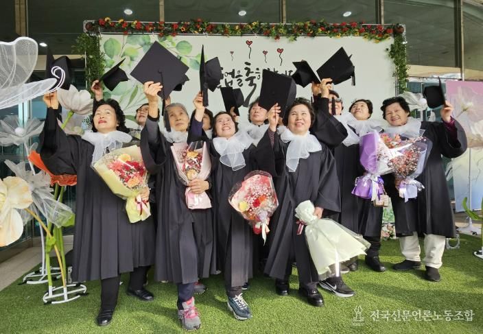 지난 12일 개최된 초등·중학 학력 인정 문해교육 졸업식에 참여한 학력 인정자 12명