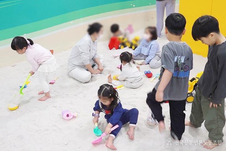 지난 15일, 어린이들이 동작스타파크 스타플레이존 모래놀이터에서 즐거운 시간을 보내고 있다.