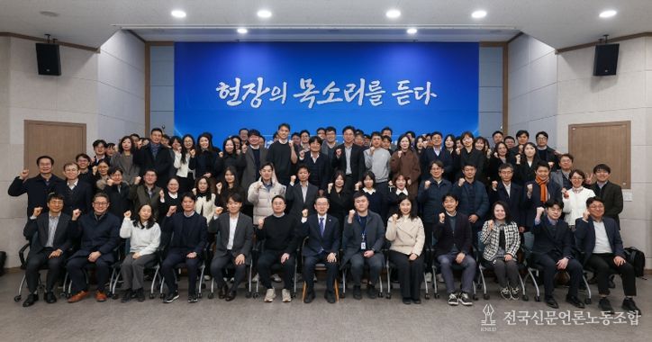 이명구 관세청장(앞줄 가운데)이 23일 정부대전청사에서 열린 ‘관세청 혁신 공감 타운홀 미팅’을 마친 뒤 기념 촬영하고 있다