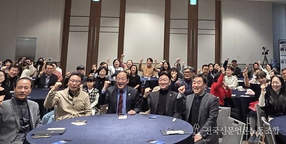 강원도립대학교 RISE사업단이 ‘지역위기대응 공동연구소(G-Lab) 1차년도 성과공유회’를 개최하고 기념촬영을 하고 있다.