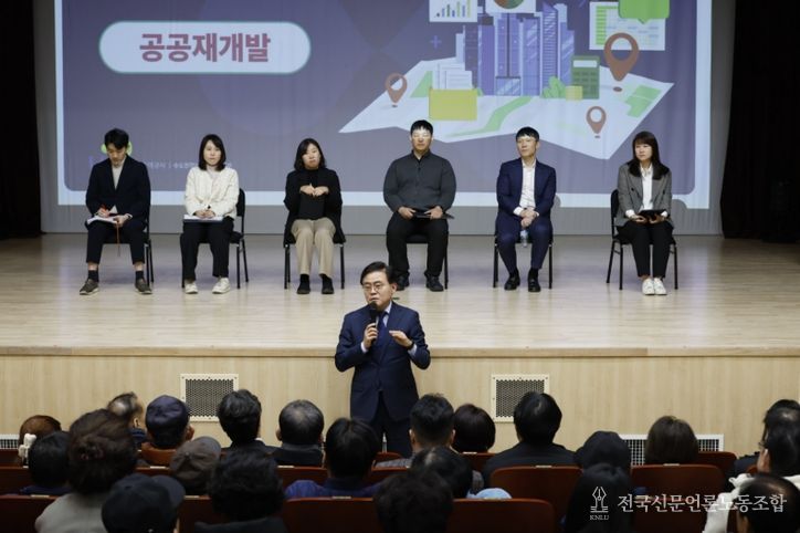 진교훈 서울 강서구청장(가운데)이 강서아트리움에서 열린 ‘2040 지역균형발전종합계획 주민설명회’에서 직접 마이크를 잡고 주민 질문에 답변하고 있다.