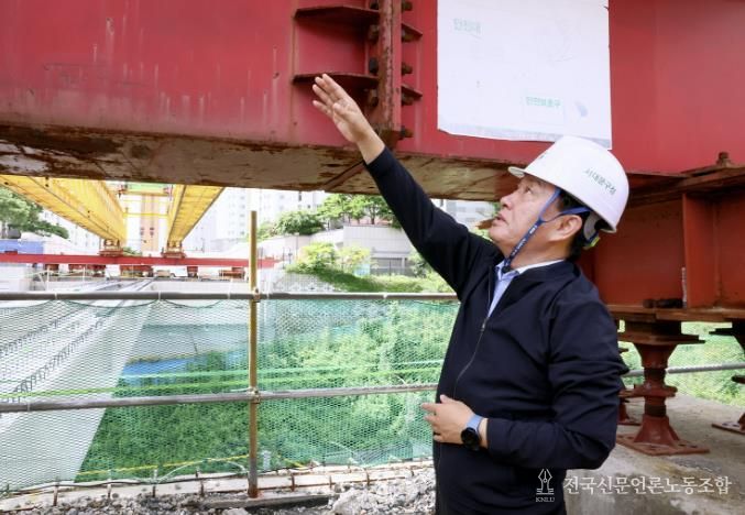지난해 7월 ‘북아현 과선교’ 공사 현장을 찾아 진행 상황을 살피고 있는 이성헌 서대문구청장.
