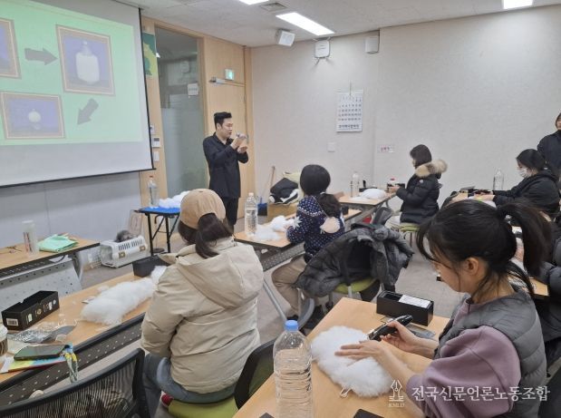 모형을 이용해 미용 실습 중