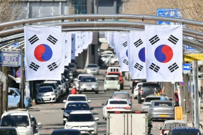 제107주년 3․1절을 앞둔 26일, 화천군 화천읍 중앙로 일대에 게양된 태극기