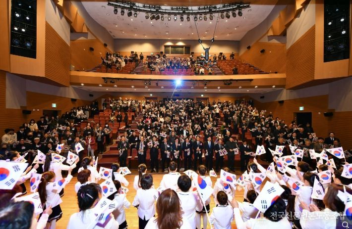 김포시가 1일 오전 김포아트홀에서 제107주년 3·1절 기념식을 개최했다.