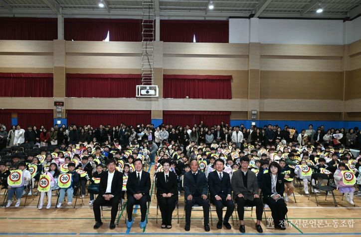보성초등학교 입학식 교통사고 예방 안전물품 배부 모습