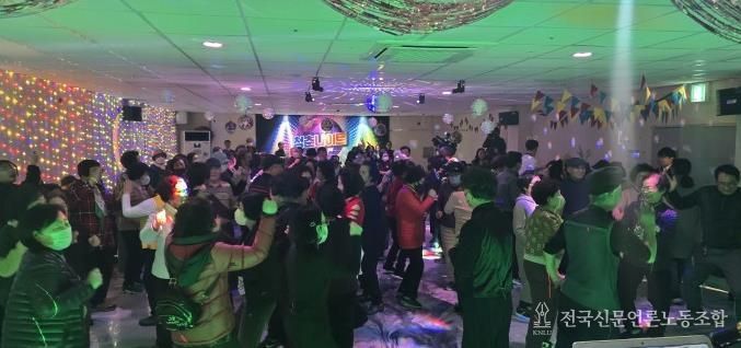 다시 춤추는 청춘... 충주시노인복지관 청춘나이트 재개