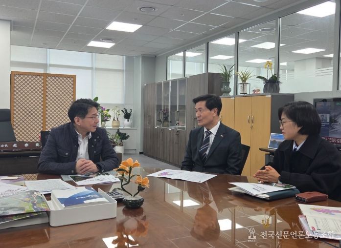 안병구 밀양시장이 4일 기획예산처 조영범 예산실장에게 푸드테크 연구지원센터, 나노산단 공공폐수처리시설 등 밀양시 주요현안 사업을 설명하고 있다.