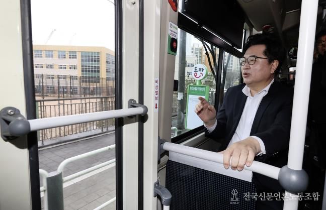 박일하 동작구청장이 지난 3일, 노선 조정된 마을버스 동작21번에 시승해 흑석고등학교 앞을 지나가고 있다.