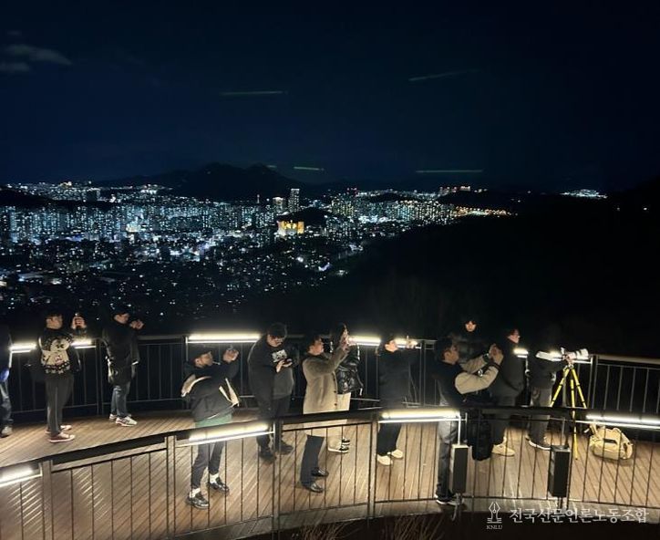 용마산 스카이워크 야간 전망을 보고있는 방문객의 모습