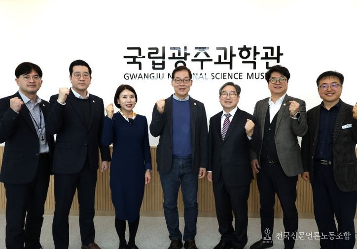 강상구 부시장(오른쪽 세 번째)을 비롯한 나주시 관계자들이 국립광주과학관을 방문해 국립 나주 에너지 전문과학관 건립과 관련해 협력 방안을 논의했다.