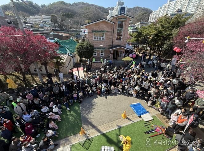 지난 7일 탐매희망센터 일원에서 열린 ‘제8회 매곡동 탐매축제’에서 관람객들이 마술·버블쇼 공연을 관람하고 있다