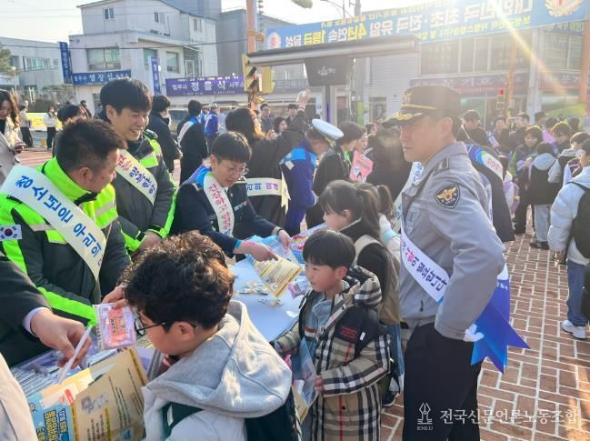 10일 새 학기를 맞아 보성군청 사거리와 보성초등학교 일원에서 유관기관 합동 아동학대 예방 캠페인을 했다