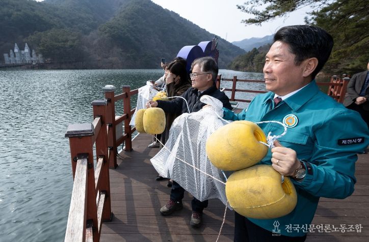 제천 비룡담저수지 공어 수정란 이식 행사