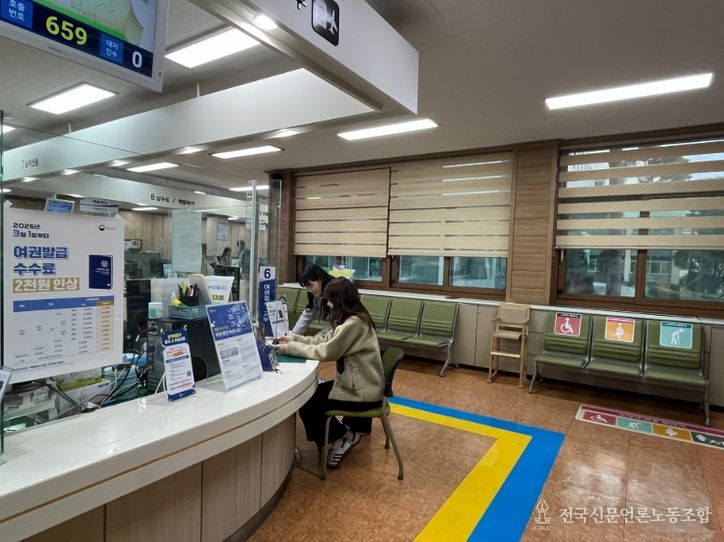 영천시 민원실을 이용하는 민원인에게 공무원이 안내를 하고 있다.