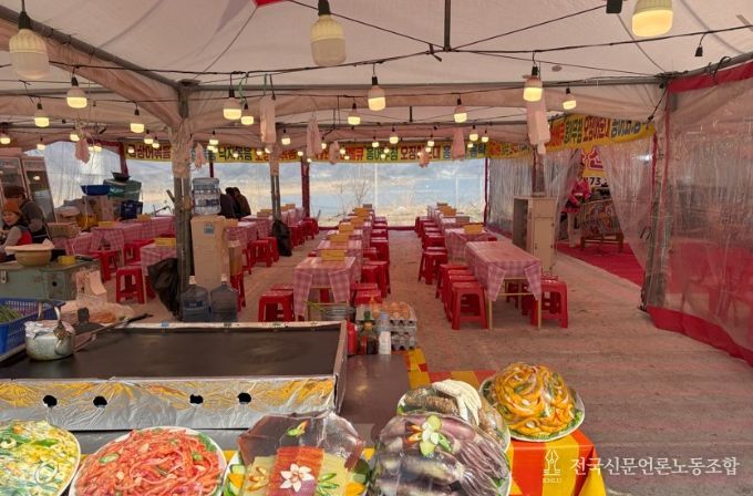 제25회 광양매화축제, 축제장은 북적... 야시장은 한산