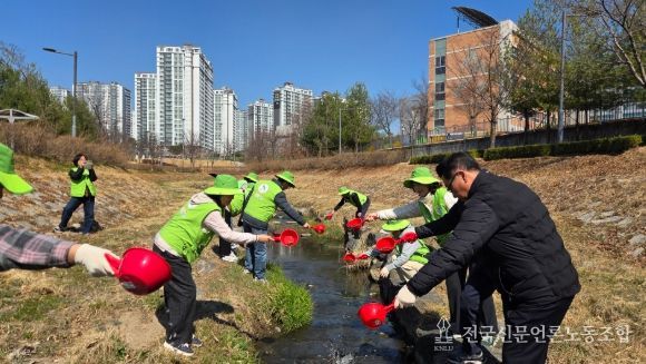 김천시, 세계 물의 날 기념 ‘쓰담쓰담 푸른 석정천 가꾸기’ 행사 개최