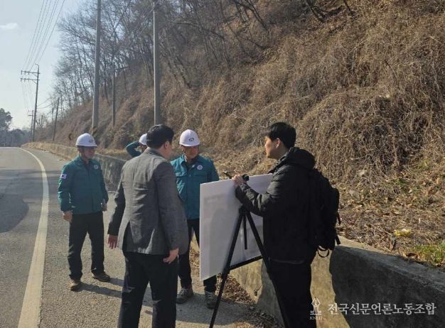 최광복 천안시 건설안전교통국장이 20일 해빙기 재해 위험이 높은 현장을 찾아 안전 실태를 점검하고 있다.