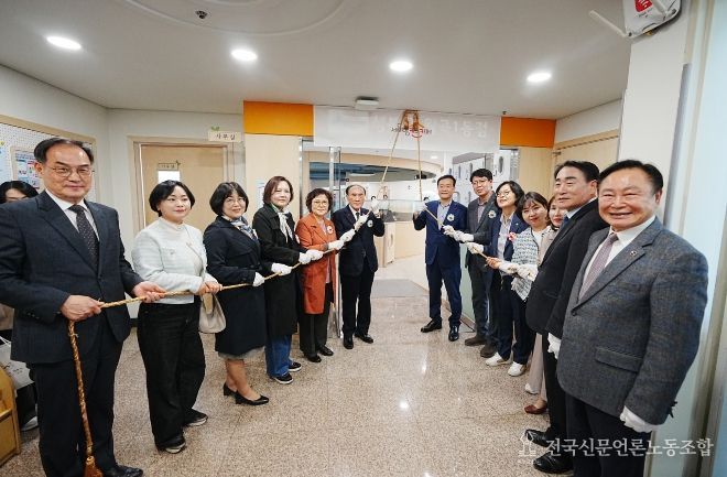 이승로 성북구청장(오른쪽 일곱 번째)과 관계자들이 제막식을 진행하고 있다