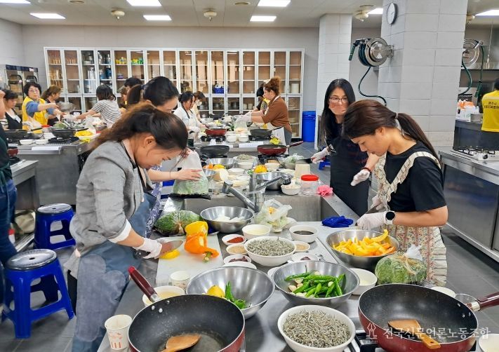 (참고사진)전통음식 만들기 체험을 하고 있다