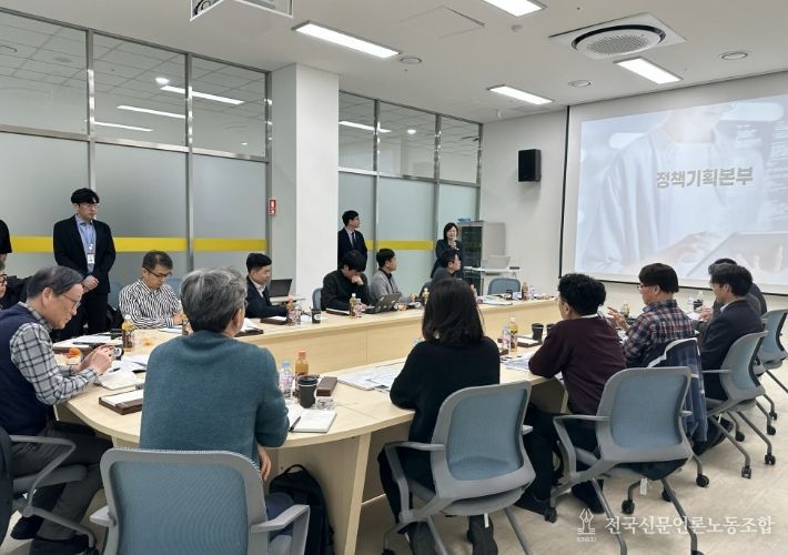 한국재료연구원이 선샤인 밀양 테마파크 네이처에코리움 회의실에서 새로운 도약전략 발표회를 진행하고 있다.