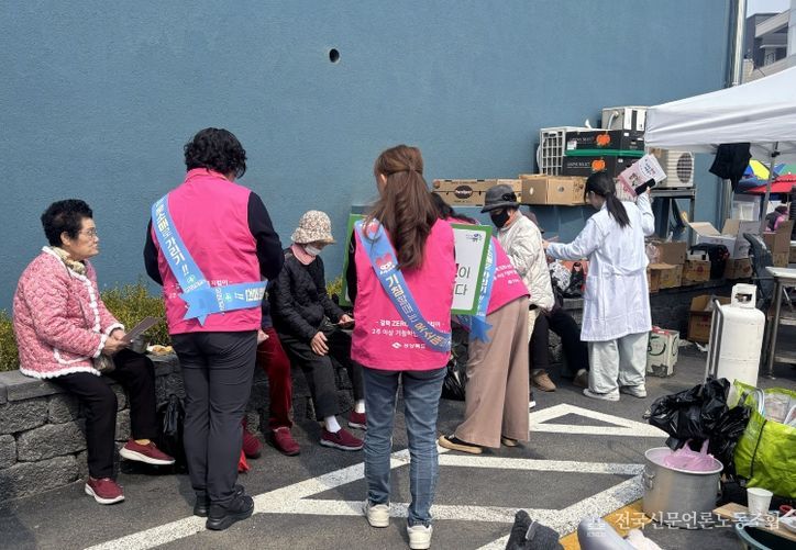 영덕군보건소가 결핵 예방의 날을 맞아 캠페인을 펼치고 있다.