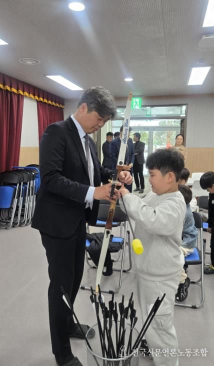 방과후 수업 현장 방문 중인 박원종 전남도의원