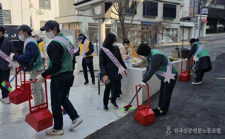 3월 25일 청파동에서 열린 봄맞이 대청소 행사에서 공무원과 지역주민들이 대청소를 하고 있다