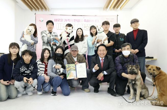 ‘서대문 내품애센터’ 유기 동물 입양식(2026. 3. 21.)에서 이성헌 구청장(앞줄 넥타이 맨 이)과 입양 가족들이 기념 촬영을 하고 있다.