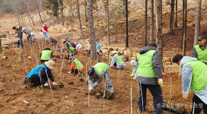 남해군, 식목일 맞아 자연휴양림 나무심기 행사
