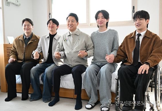 27일(금) 서해수호의 날을 맞아 위국헌신청년주택을 찾은 오세훈 서울시장이 부상제대군인들과 기념사진을 촬영하고 있다.