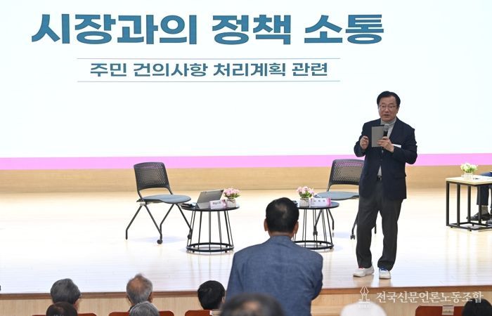 27일 시청 별관 대강당에서 열린 ‘2026년도 원도심 권역 주민과의 대화 결과보고회’에서 이현재 시장이 주민 건의사항에 응답하며 처리계획을 말하고 있다.