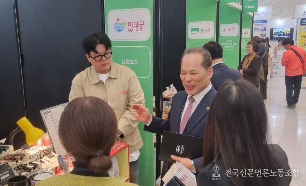 소영철의원이 박람회 부스를 체험하며 소상공인들과 소통하고 있다