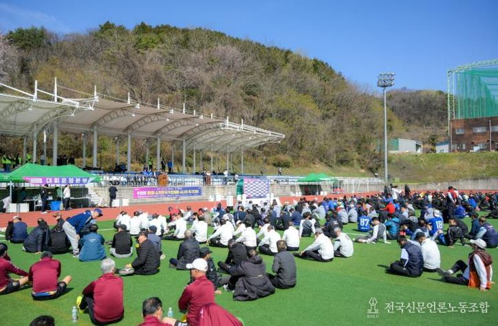 지난 28일 팔마보조경기장에서 열린 제1회 순천만국가정원배 시니어 축구대회에서 선수들이 개회식을 진행하고 있다
