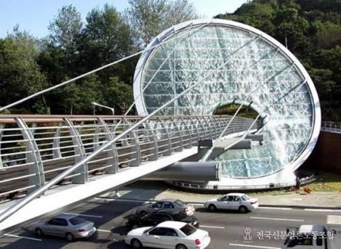 아쿠아아트 육교 워터스크린(서초동 산 121-1)