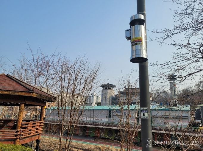 우이천에 설치된 해충유인살충기