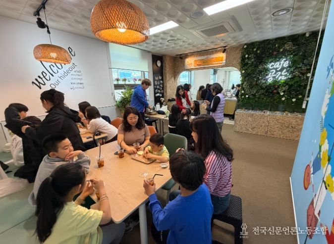 청소년 카페 틴 바리스타를 고객들이 찾았다.