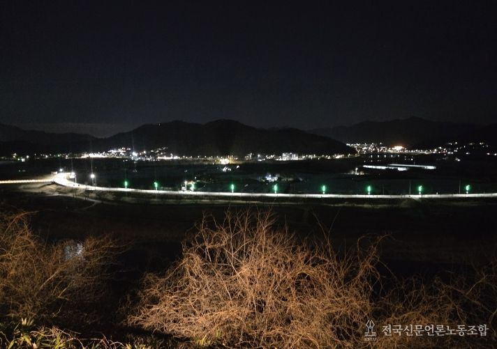 달팽이전망대 잔도길에서 바라본 안심가로등이 설치된 암새들 야경