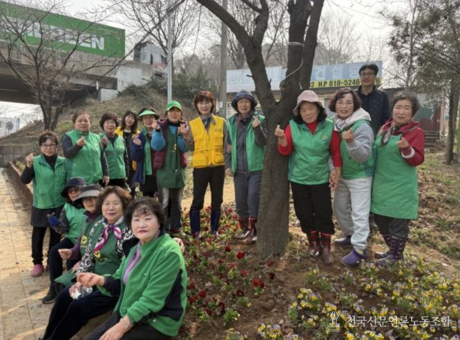 평택시 청북읍 새마을부녀회 봄꽃 심기로 봄기운 전해
