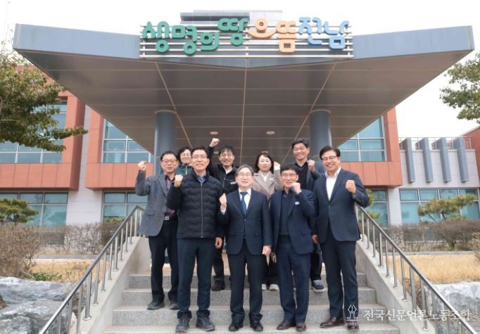 강상구 나주시장 권한대행(가운데)이 지난 24일 전라남도 종자관리소를 방문해 종자 생산 과정과 품질 관리 체계를 살폈다. (사진 제공-나주시)