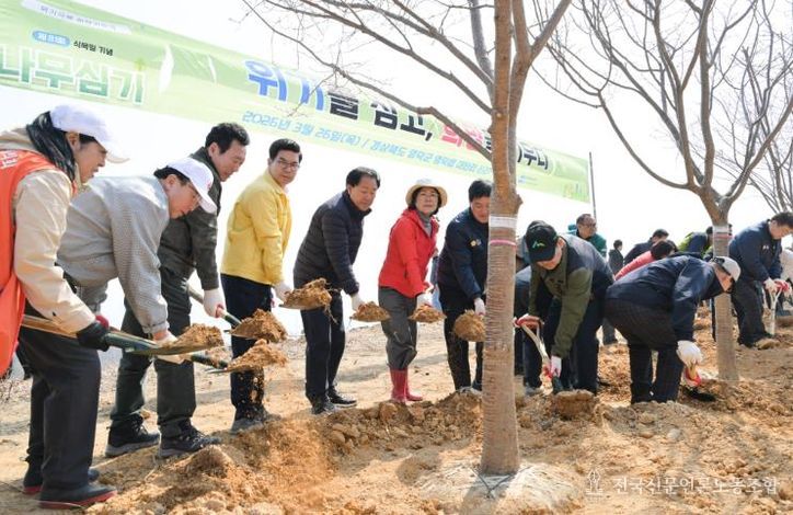 영덕군 ‘위기극복 희망키우기 & 나무심기’ 행사 모습.