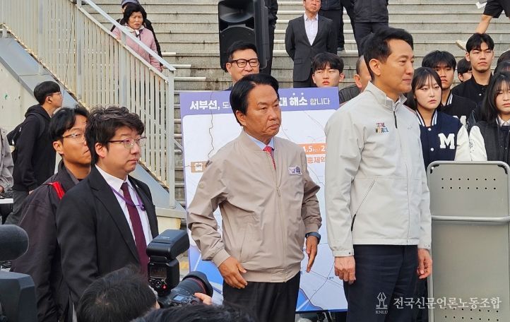 명지대학교 앞에서 여장권 교통실장에게 서부선 관련 브리핑을 경청하는 오세훈 서울시장(우), 이성헌 서대문구청장(중), 문성호 서울시의원(좌)