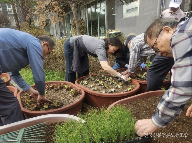 수원시 영통구 광교2동, 폐비닐 화분에 새 생명 불어넣다… 경로당 찾아가는 원예테라피 운영